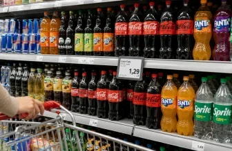 Coca-Cola-Flaschen mit Preisschildern im Supermarkt vor der Preiserhöhung ab September 2026