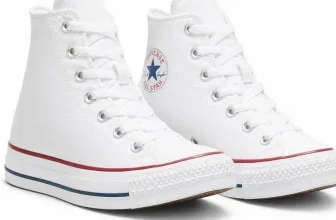 Weißes Converse High-Top Paar mit roter und blauer Sohlenlinie
