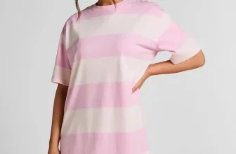 Ein Model trägt ein rosa-weißes Nachthemd mit horizontalen Streifen.