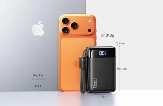 Ein orangefarbenes Smartphone, ein iPad und ein schwarzes portables Ladegerät mit einem Display, das den Ladezustand anzeigt.