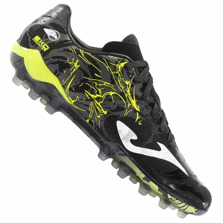 Joma Super Copa AG Fussballschuhe SUPW2401AGC Ein schwarzer Fußballschuh mit gelben und weißen Akzenten