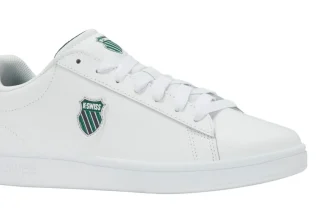 Ein weißer Sneaker mit grünem Logo