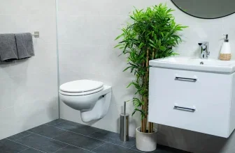 Ein weißer Toilettendeckel mit Absenkautomatik auf einer Toilette in einem modernen Badezimmer