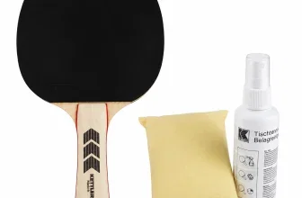 Ein Tischtennisschläger mit schwarzer Oberfläche und Holzgriff neben einem gelben Tuch und einer weißen Reinigungssprayflasche.