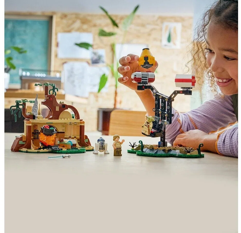 LEGO Star Wars Smart Play Jedi Training an Yodas Huette 75422 Maedchen spielt LEGO Star Wars Smart Play - Jedi-Training an Yodas Hütte (75422)