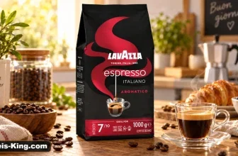 Lavazza Espresso Aromatico 1000g in schwarzer Verpackung auf Holztisch neben Tasse Kaffee und Bohnen