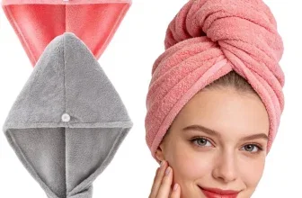Ein rosa und ein grauer Haarturban aus Mikrofaser neben einer Frau mit rosa Haarturban