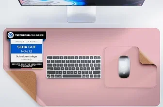 Eine rosa Schreibtischunterlage mit einem kleinen Mauspad und einer Tastatur