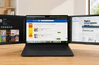 Ein Laptop mit drei Bildschirmen auf einem Holztisch, im Hintergrund ein heller Raum