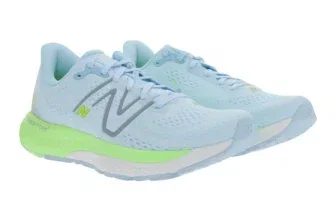 Ein Paar blaue Laufschuhe mit grüner Sohle