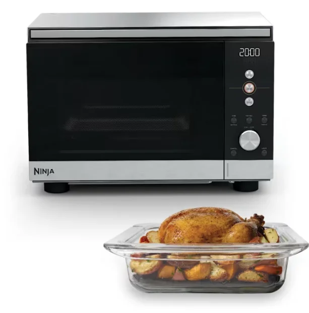 Ninja Crispi Microwave Airfryer mit gebratenem Hähnchen im Glasbehälter