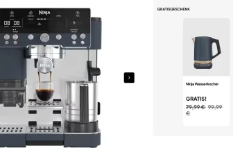 Eine schwarze und silberne Kaffeemaschine mit Display und Bedienfeld, darunter ein Glas mit frisch gebrühtem Kaffee.