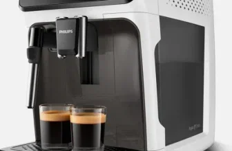Ein Kaffeevollautomat von Philips in Weiß mit zwei Gläsern Kaffee