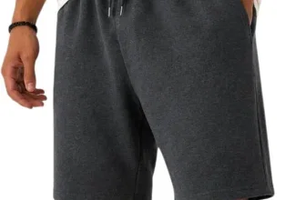 Ein Mann trägt graue Shorts und ein weißes T-Shirt