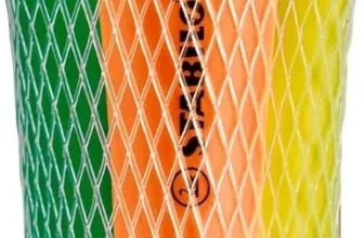 Ein Netz mit drei Textmarkern in den Farben grün, orange und gelb.