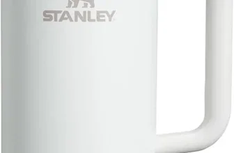 Ein weißer Trinkbecher mit Henkel, Deckel und Strohhalm, Stanley-Logo