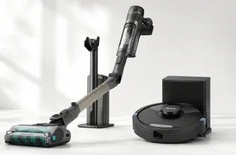 Ein schwarzer Akku-Staubsauger und ein schwarzer Saugroboter mit Ladestation auf weißem Hintergrund.