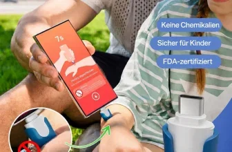 Ein Kind sitzt auf einem Rasen, während ein Erwachsener ein Smartphone hält, das auf einem Insektenstichheiler liegt.