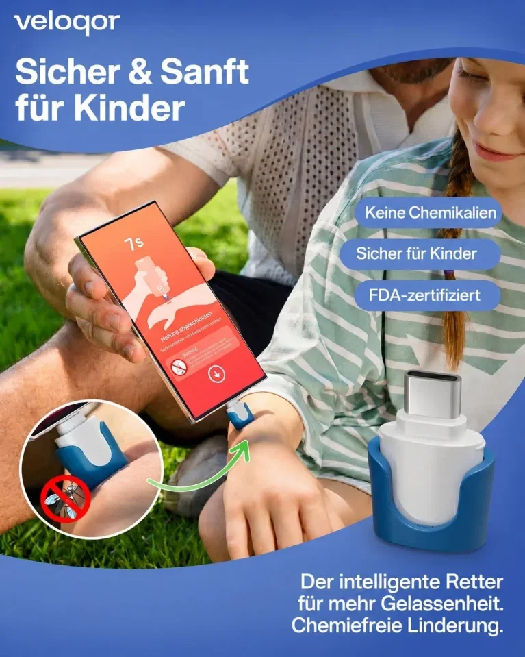 Ein Kind sitzt auf einem Rasen, während ein Erwachsener ein Smartphone hält, das auf einem Insektenstichheiler liegt.