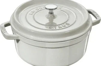 Weiße Cocotte mit Deckel und zwei Griffen