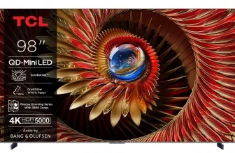 Ein großes, 98 Zoll großes QD-Mini-LED-TV mit einer detailreichen Darstellung eines blauen Balls in der Mitte einer goldenen und roten Blütenstruktur.