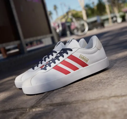 Die adidas VL Court 3.0 Sneaker kosten im adidas Onlineshop 35 € statt 70 €.
