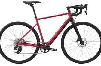 Ein rotes E-Rennrad mit schwarzen Reifen und Sattel auf weißem Hintergrund