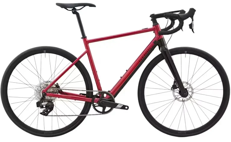 Van Rysel E Rennrad E Edr Af Sram Apex Ein rotes E-Rennrad mit schwarzen Reifen und Sattel auf weißem Hintergrund