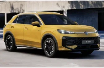 Gelber Volkswagen T-Roc mit schwarzen Rädern und dunklen Scheiben