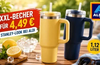 Ein gelber und ein blauer Isolierbecher mit Griff und Trinkhalm auf einem Holztisch neben Eiswürfeln, Zitronen und Minze.