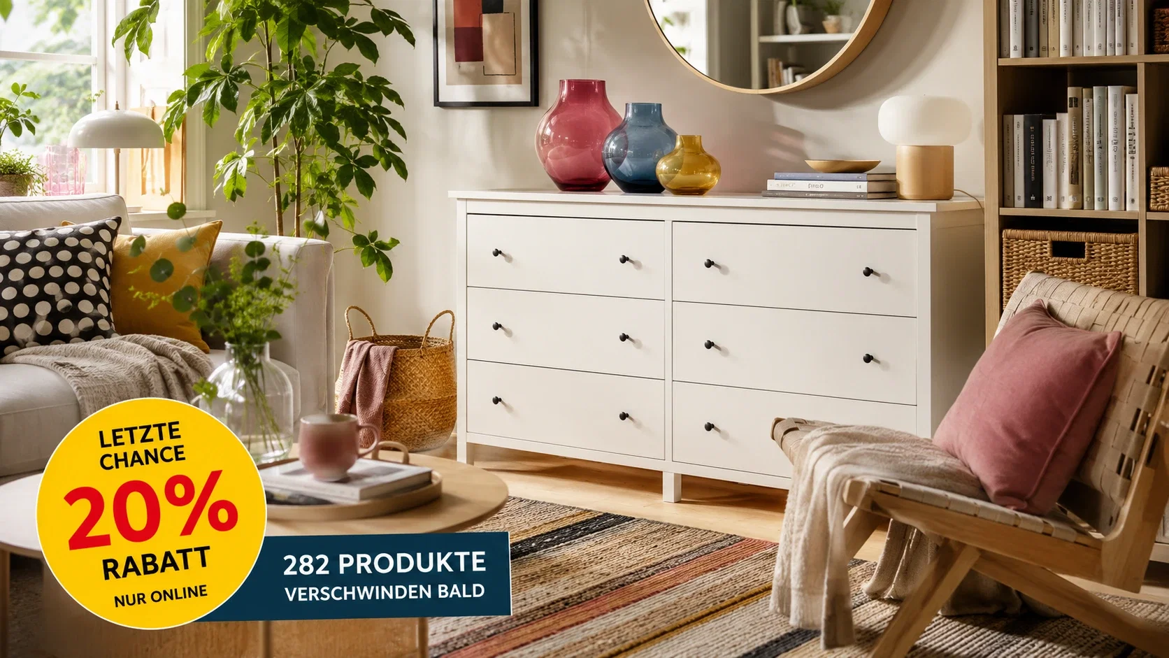 Helles Wohnzimmer mit weißer Kommode, bunten Vasen und Teppich zum IKEA Letzte-Chance-Sale