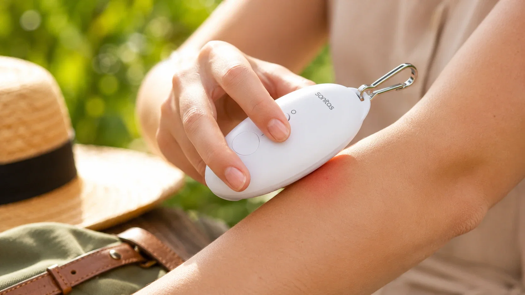 Sanitas SBR 05 Stichheiler von Lidl wird auf einem Insektenstich am Arm angewendet