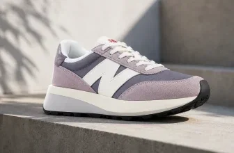 New Balance 370 Retro-Sneaker aus Wildleder und Mesh in einer gedeckten Farbkombination