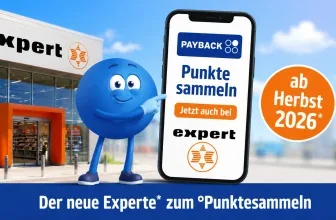 Ein Cartoon-Character neben einem Smartphone mit Payback-Punkten auf dem Display vor einem expert-Geschäft.