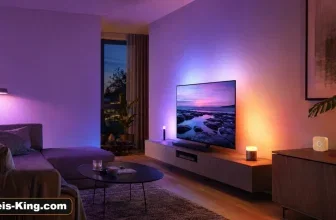 Philips Hue Smart-Home-Beleuchtung in einem modernen Wohnzimmer mit farbigen Lichtakzenten