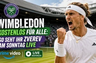Ein Tennisspieler in einem weißen Outfit jubelt auf einem Tennisplatz vor einer vollbesetzten Tribüne.