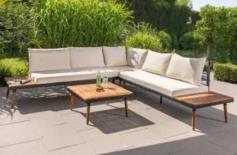 Ecklounge aus Akazienholz mit Tisch und bequemen Sitzpolstern für Terrasse und Garten