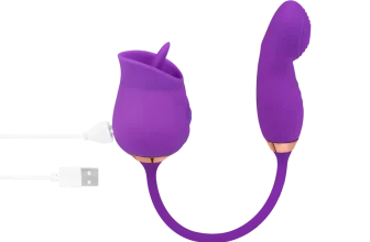 Lila U-förmiger Vibrator mit zwei Köpfen und weißem Ladekabel auf schwarzem Hintergrund