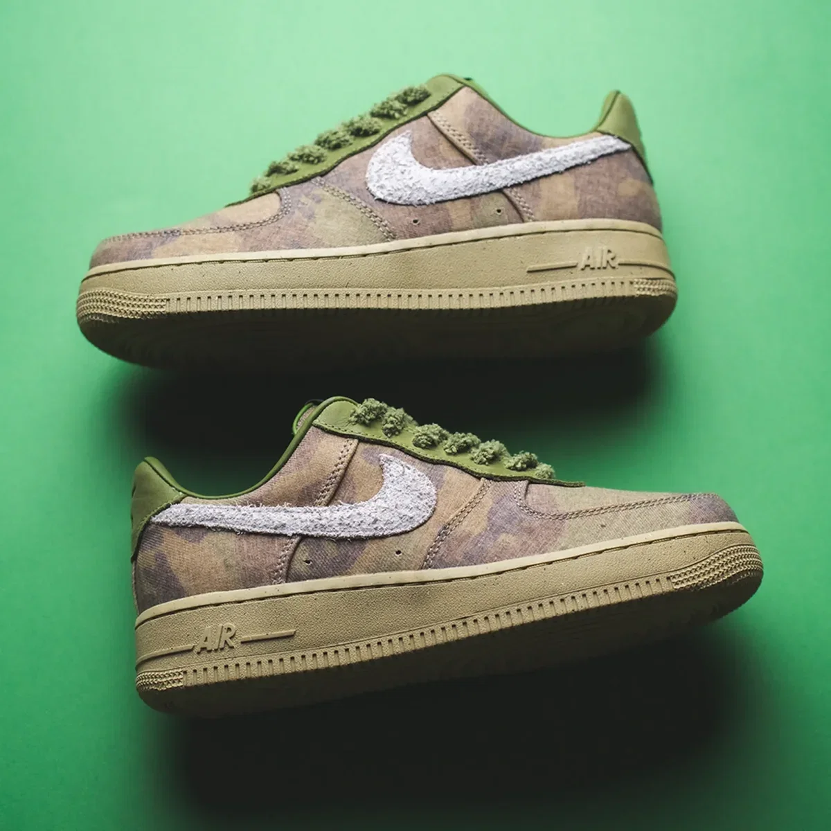 Nike Air Force 1 Low Qs Camo Asparagus And Chlorophyll IO5011-300 (Gr. 36,5 bis 41)