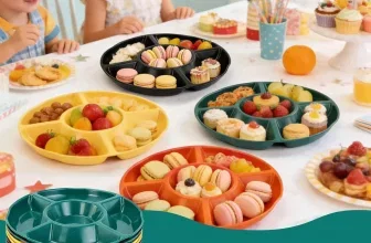 Bunter Snackteller mit Fächern auf Partytisch mit Kindern und Süßigkeiten