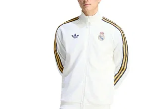 Model trägt weiße adidas Herren Fanjacke Real Madrid mit gelb-blauen Streifen