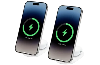Zwei Smartphones laden drahtlos auf weißen Belkin Ladegeräten mit grüner Akkuanzeige