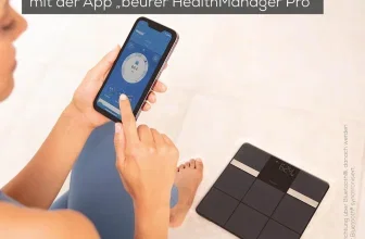 Person nutzt Smartphone-App neben Beurer BF 450 Waage zur Datensynchronisierung