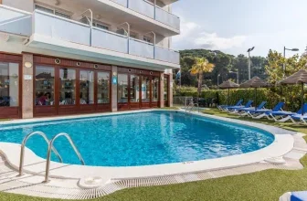 Blick auf den Pool des Blue Sea Montevista-Hawai Hotels mit Liegestühlen und Restaurant