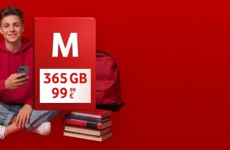 Junger Mann mit Handy neben rotem Block mit 365 GB und Preis 99,99 €