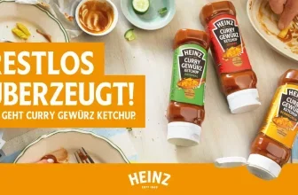 Drei Flaschen Heinz Curry Gewürz Ketchup auf Tisch mit Tellern und Text 'Restlos überzeugt!'