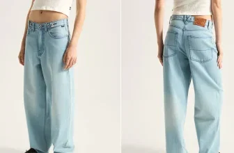 Model trägt eine hellblaue Vans Check-5 Baggy Jeans mit breitem Bein und Vier-Pocket-Design.