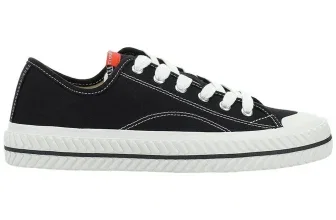 Schwarzer Canvas-Sneaker mit weißem Schnürsenkel und rotem Zungenlabel