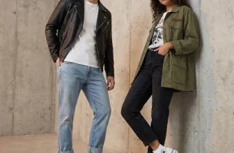 Modelle tragen weiße Converse Chuck Taylor All Star Lift Hi Sneaker vor Betonwand