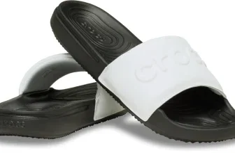 Schwarze und weiße Crocs Herren All Day Slide Sandalen auf weißem Hintergrund